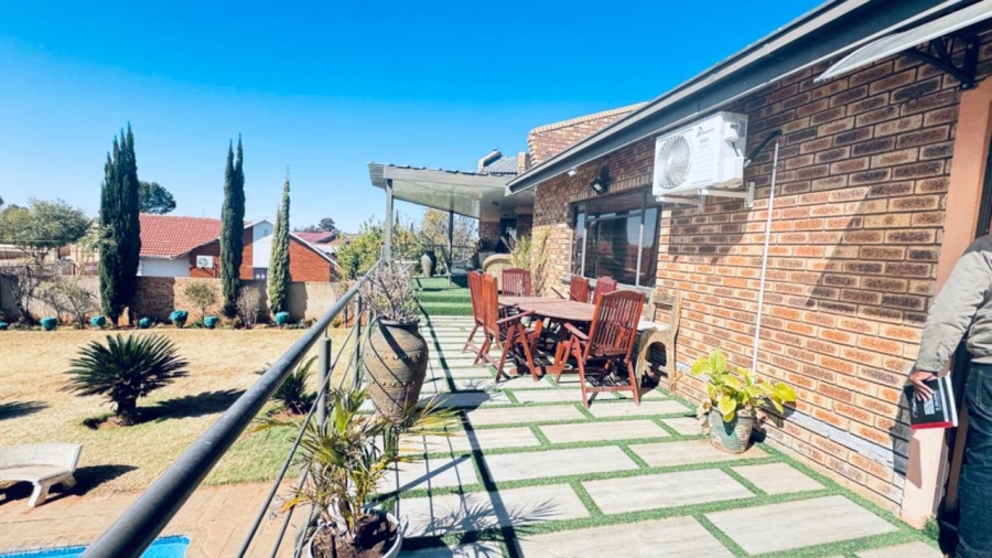 5 Bedroom Property for Sale in Galeshewe Northern Cape